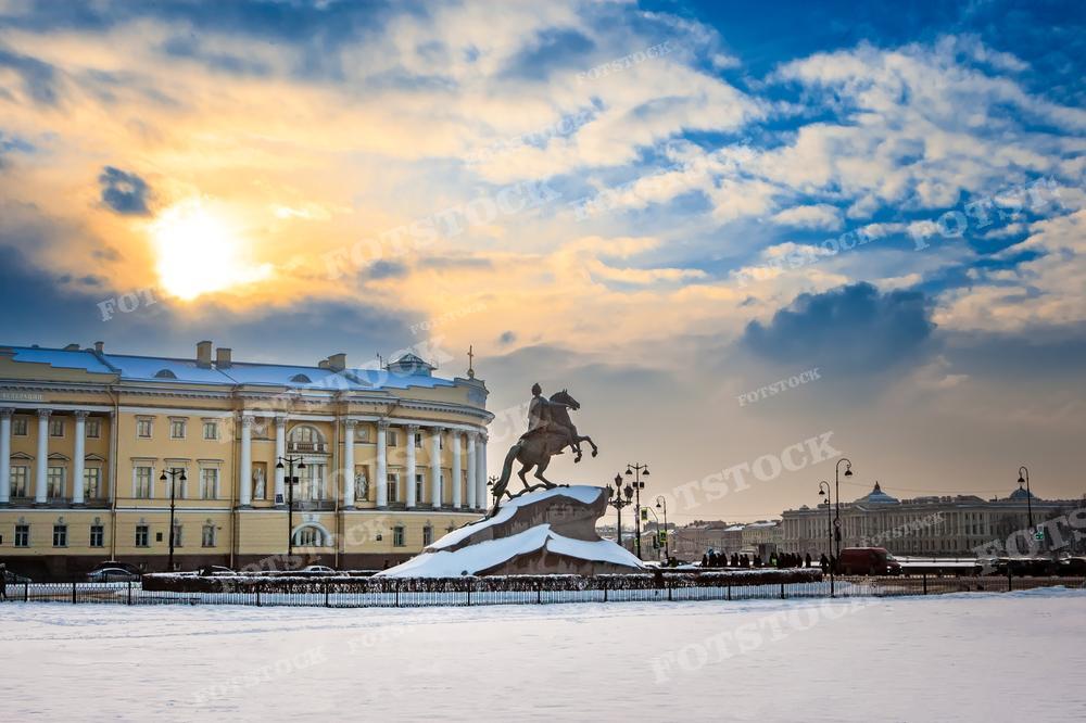 На фотографии изображен памятник Петру Первому в городе Санкт-Петербурге, Россия. Монумент Медный всадник символизирует важность и величие этого города. Санкт-Петербург в зимнем наряде создает волшебную атмосферу, привлекая туристов и жителей. Город богат музеями, отражающими его богатое культурное наследие. Фотография может быть использована для продвижения туристического направления в Санкт-Петербурге, а также для иллюстрации его красоты и исторического значения.